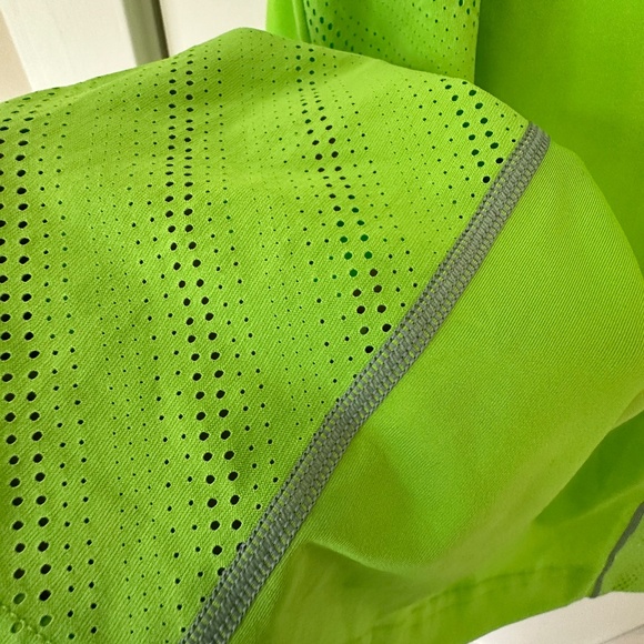 UNDER ARMOUR HIGH VISIBILITY GREEN WOMEN'S SHORT SLEEVE ATHLETIC TOP L - Picture 4 of 5